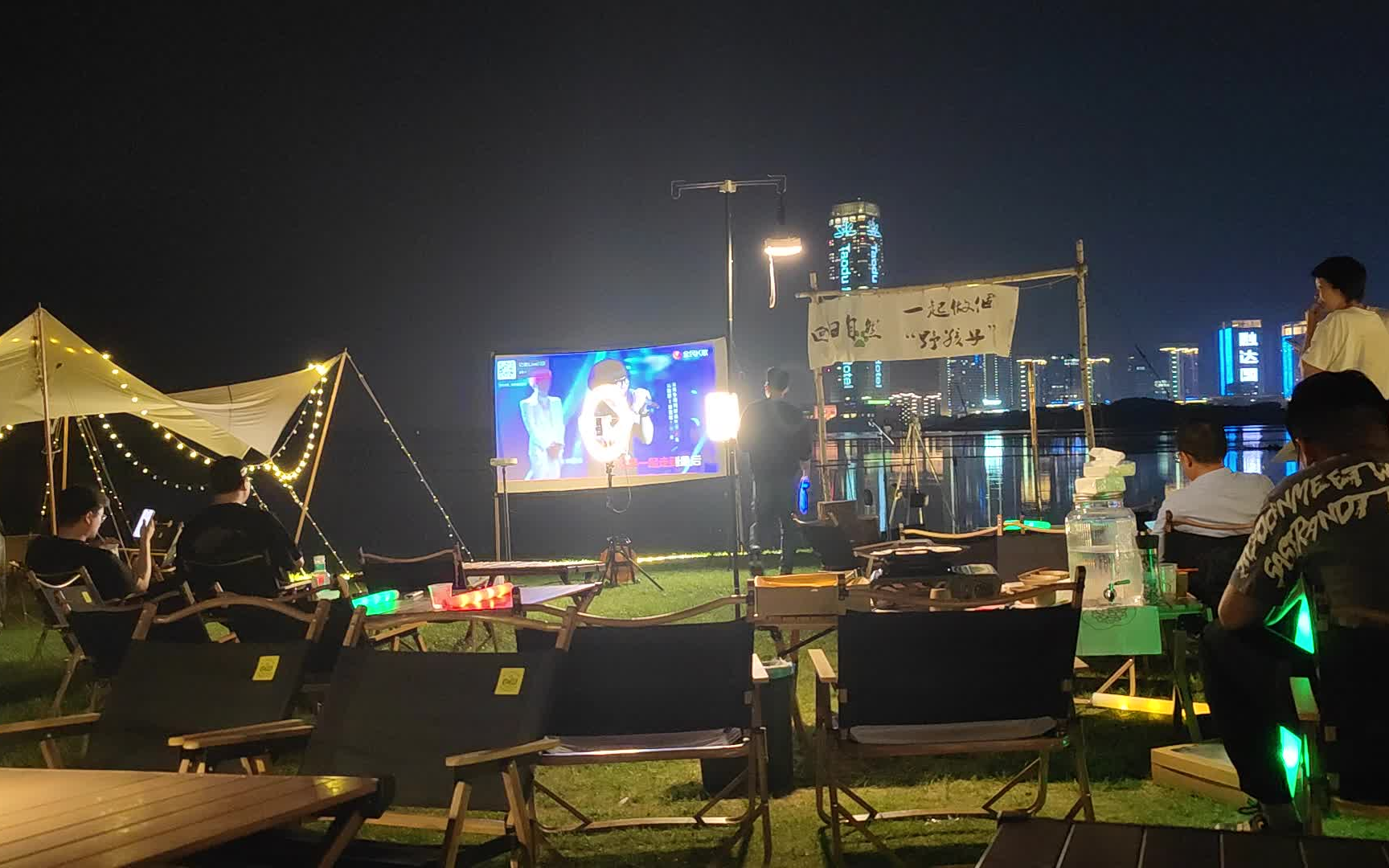 宜兴东氿公园畔露天ktv,三位帅哥现场炫技