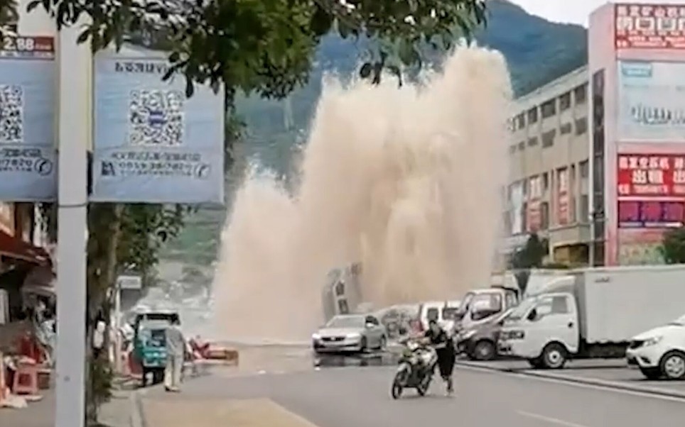 街边水管爆裂喷起十米水柱 上方车辆被掀翻“立”在原地哔哩哔哩bilibili