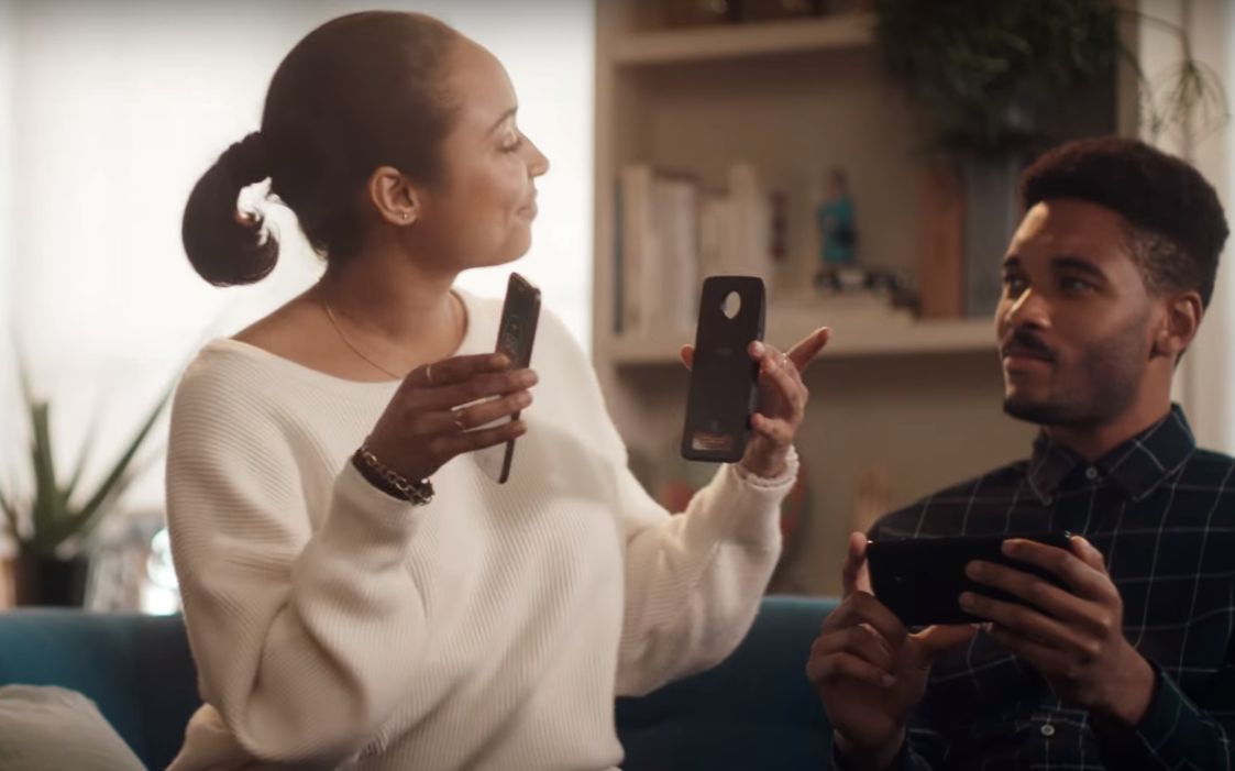 摩托罗拉老谋深算补充了一个短片把三星和iphone都怼了荣耀手机宣布新