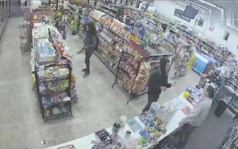 当两小偷在超市偷东西时遇到歹徒抢劫,事情发展连电影都不敢这么发展