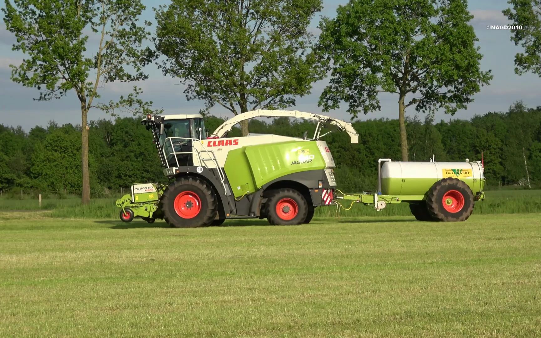 承包商fa fokkert用claas jaguar 940和3辆fendt拖拉机割草(2023年)