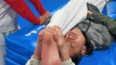 跆拳道教练压腿图片