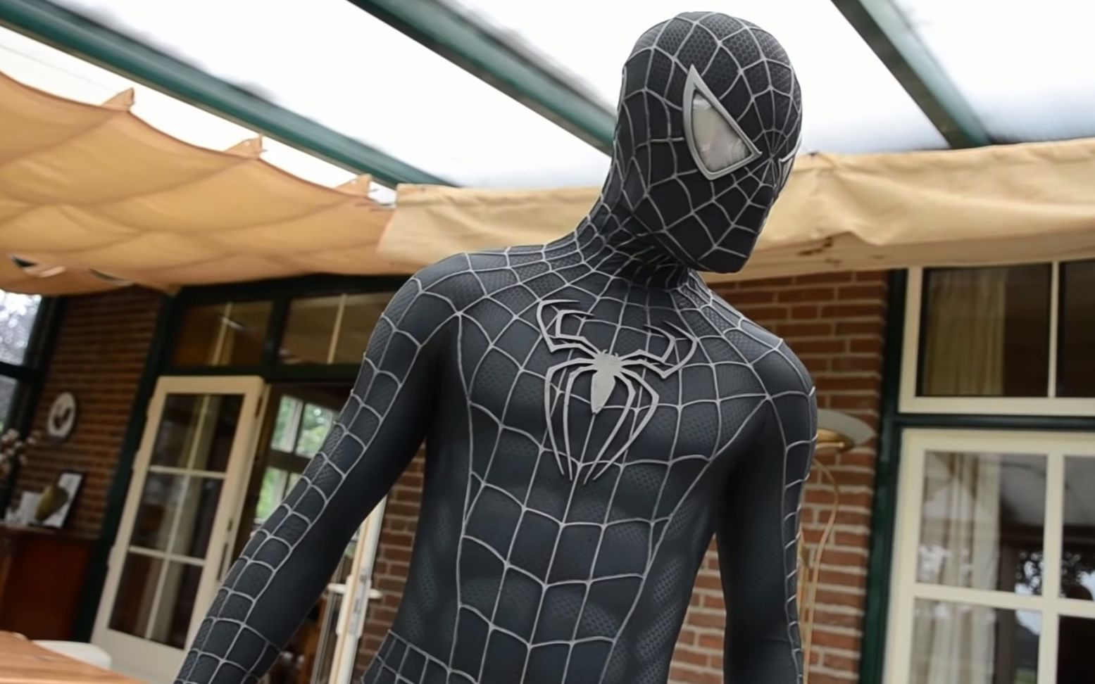 国外牛人还原毒液黑蜘蛛侠战衣,超长试穿视频,跟电影一模一样.
