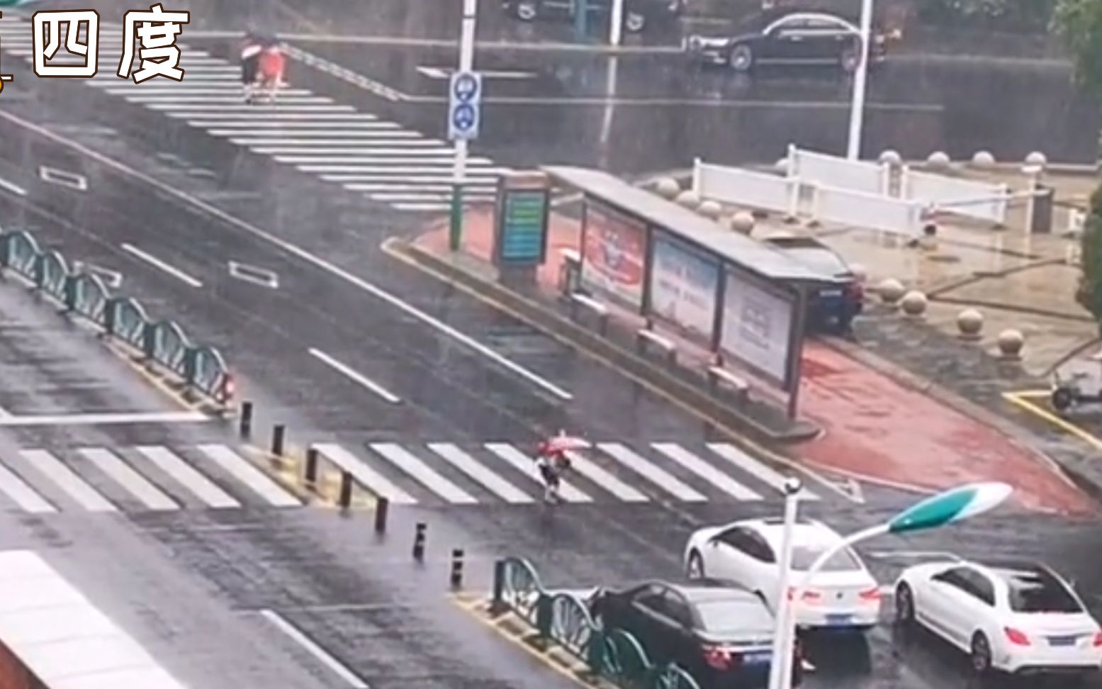 [图]下雨天妈妈在楼上目送儿子过马路 意外记录下超级感动一幕