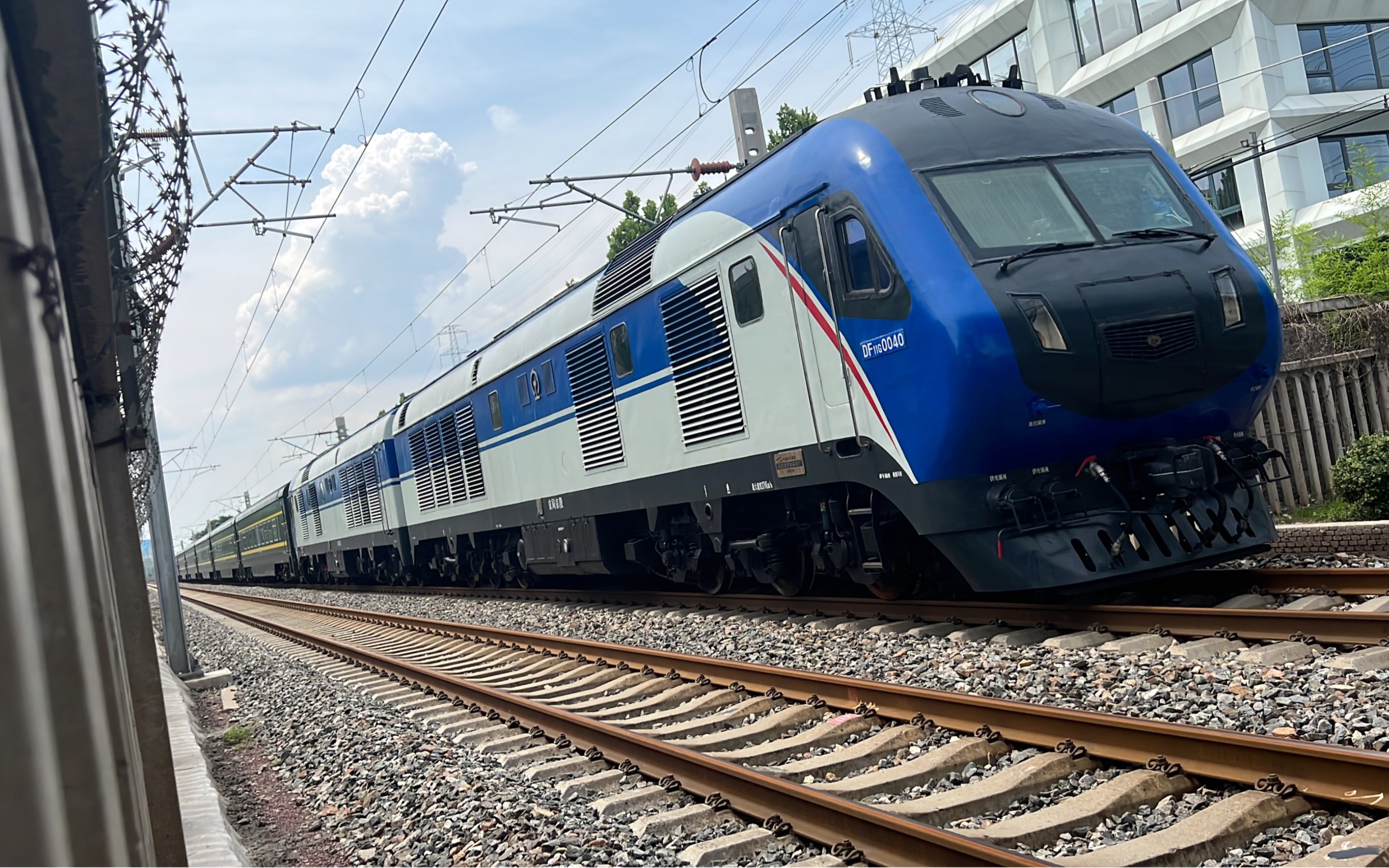 本务机车df11g 0039/0040牵引客车t5697次双桥站接近 北京——北戴河