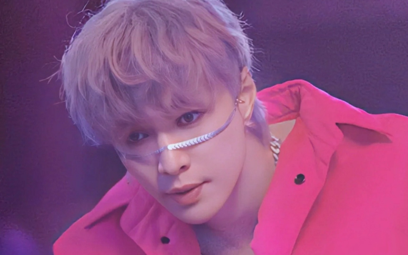 张艺兴你真的有审美牛逼证吧,这套妆造太美了,脸链太绝了,过于犯规