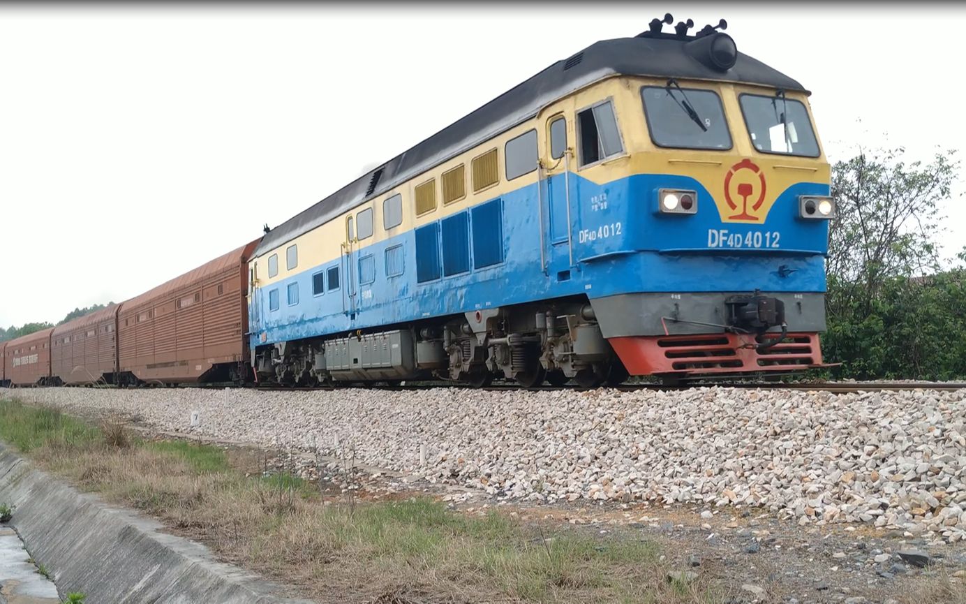 宁局柳段东风4d4012牵引商品汽车专列北上往永州站方向