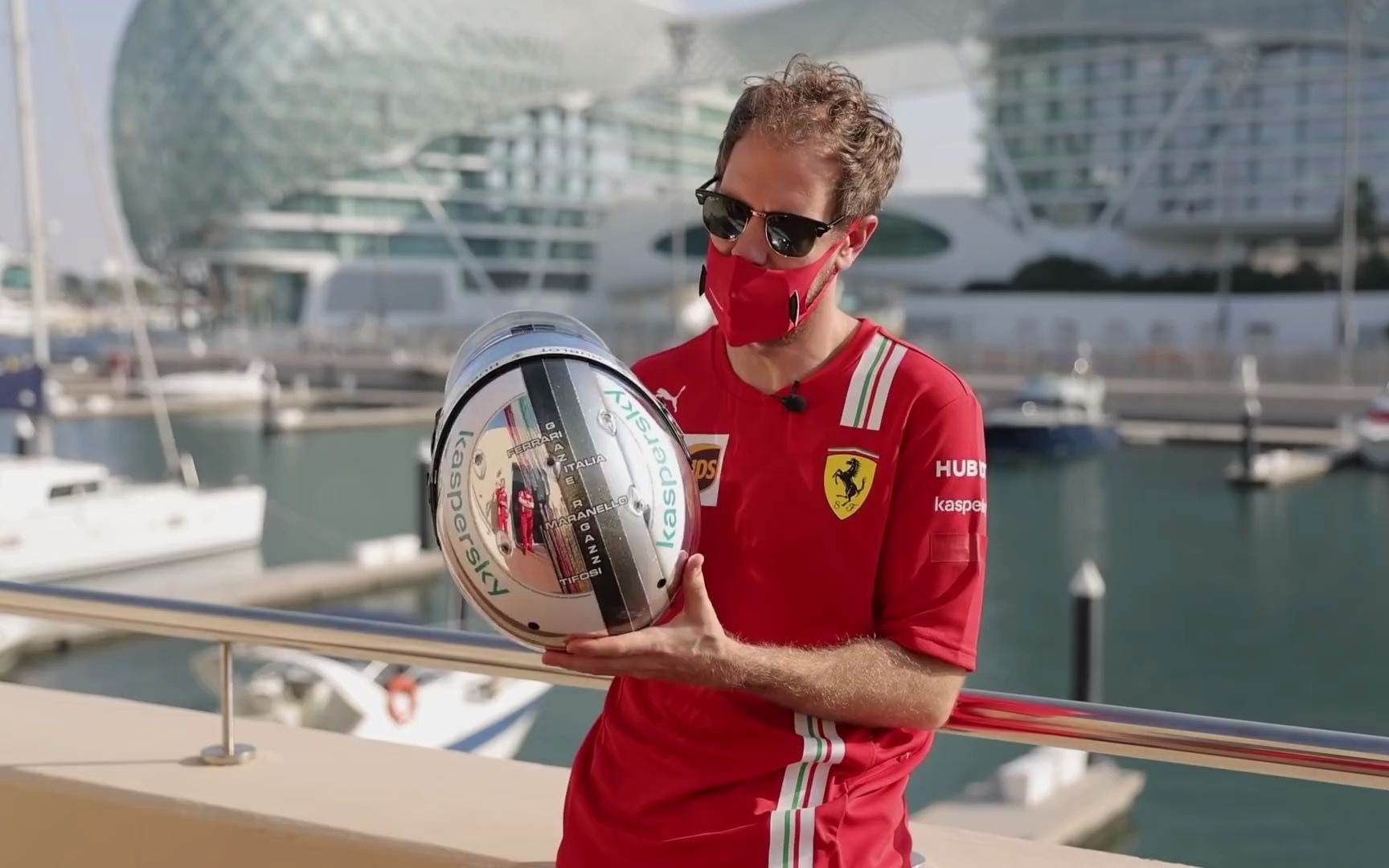 【f1脱离苦海】2020阿布扎比赛前维特尔展示头盔新涂装