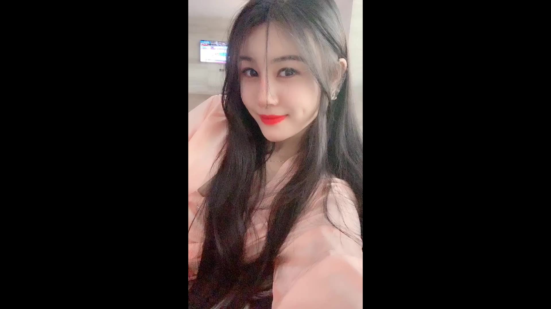 小姐姐嘟嘟嘴这个动作我看了不下十遍,大红唇太可爱了_哔哩哔哩 (゜