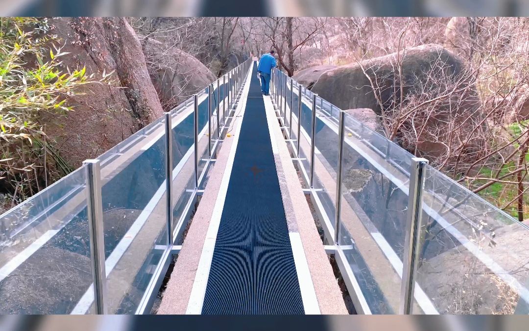 景区魔毯可以装上彩色的栏杆和顶棚