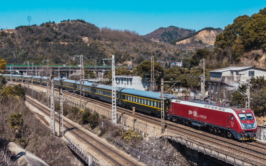 【京广铁路】z137次(乌鲁木齐—广州)跨越株北vi场走行线往田心站方向