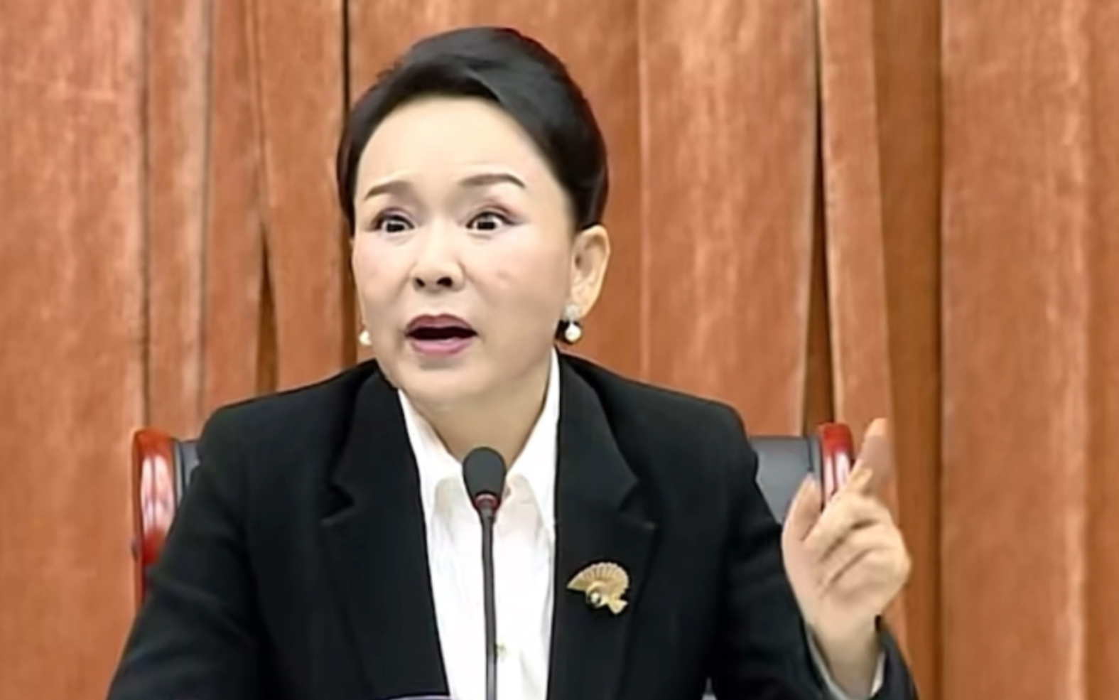 开会时员工在下面玩手机 画小鸟 安英发火_哔哩哔哩_bilibili