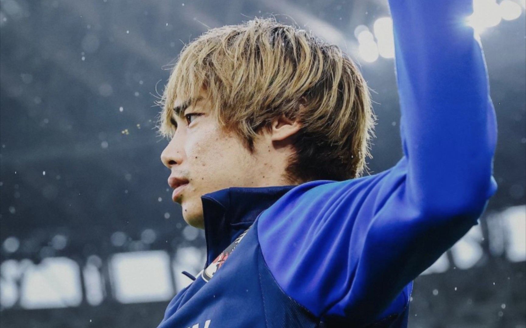 [伊东纯也]接球,脚后跟一挑,人球分过,过掉防守 || 国家队小狗闪耀