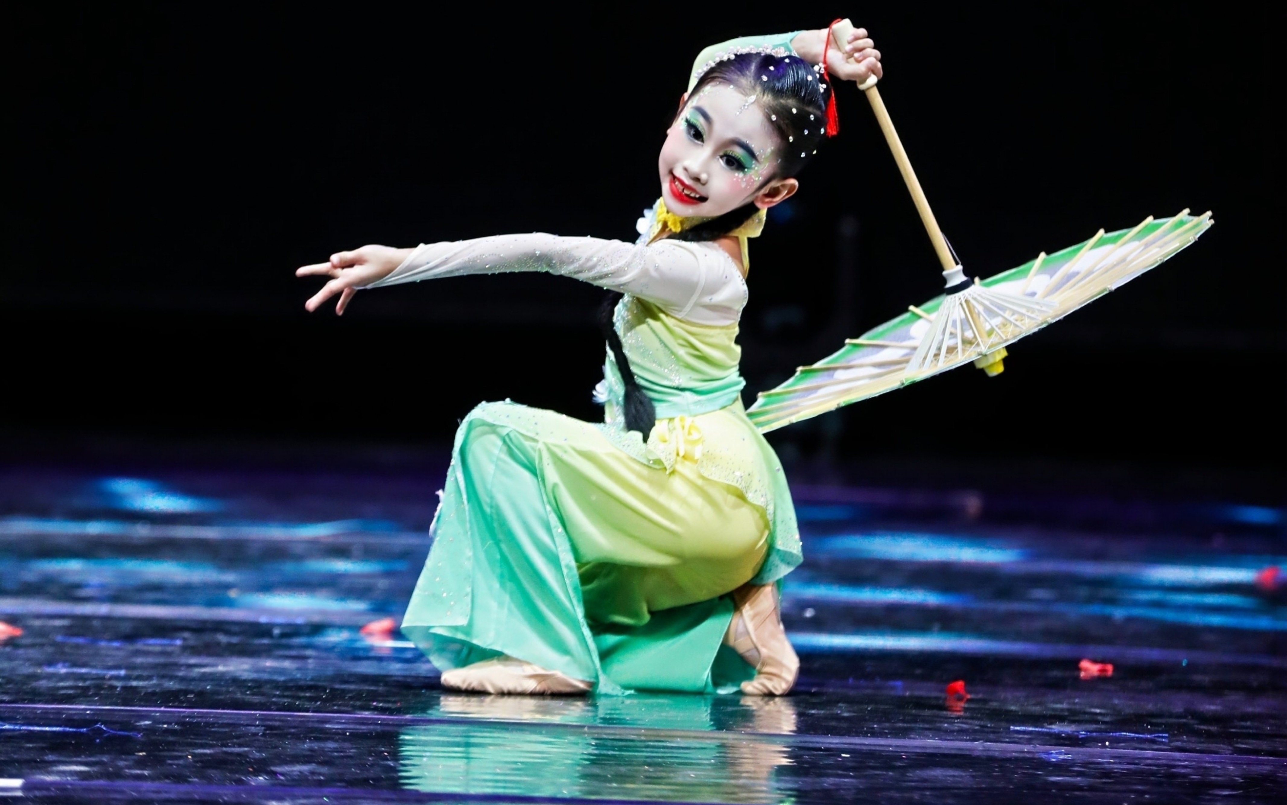 舞蹈世界展演特金奖独舞剧目《茉莉情怀》