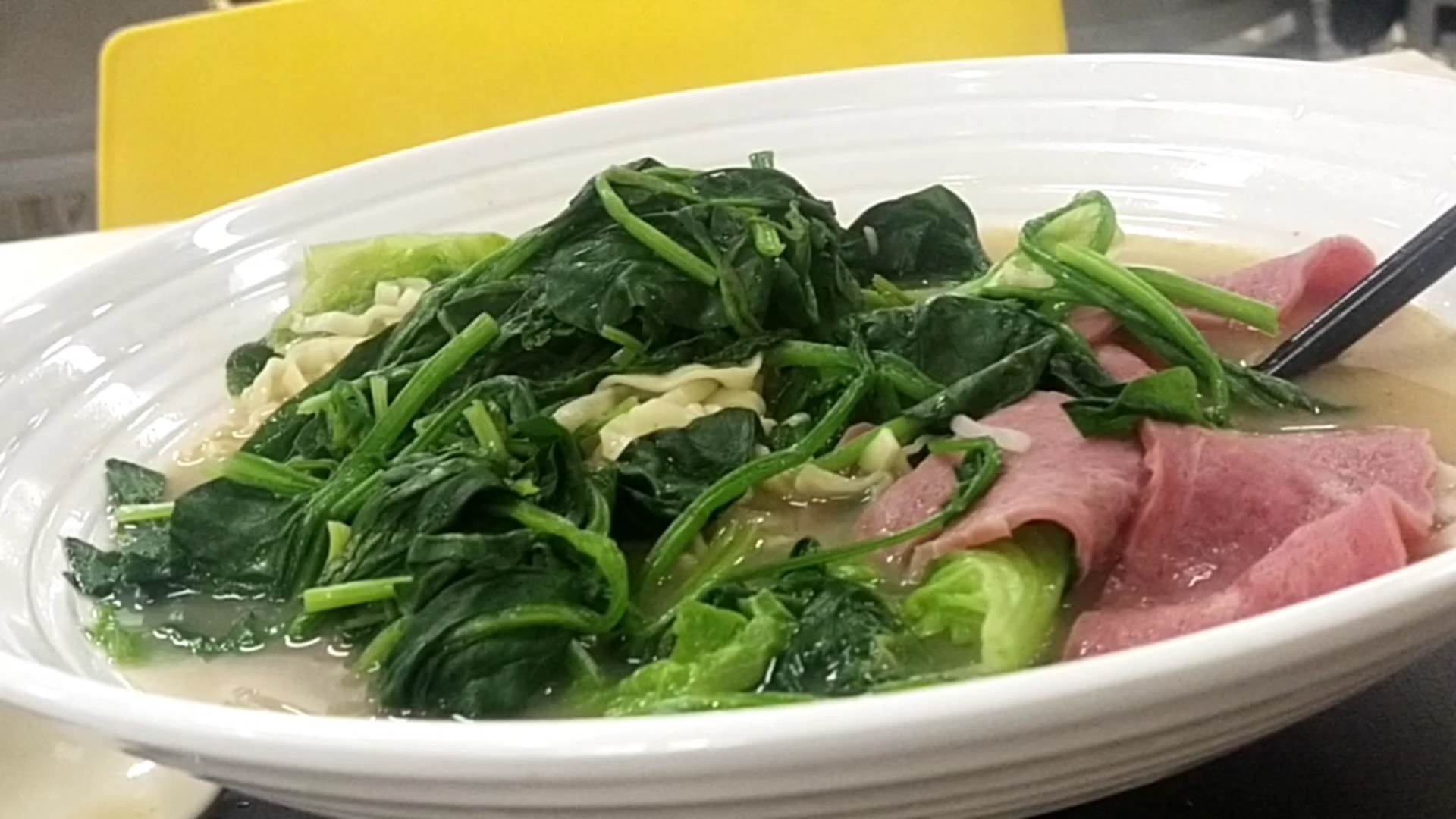 公司食堂这个麻辣烫感觉不错,培根藕片菠菜香菜一起吃特别爽口