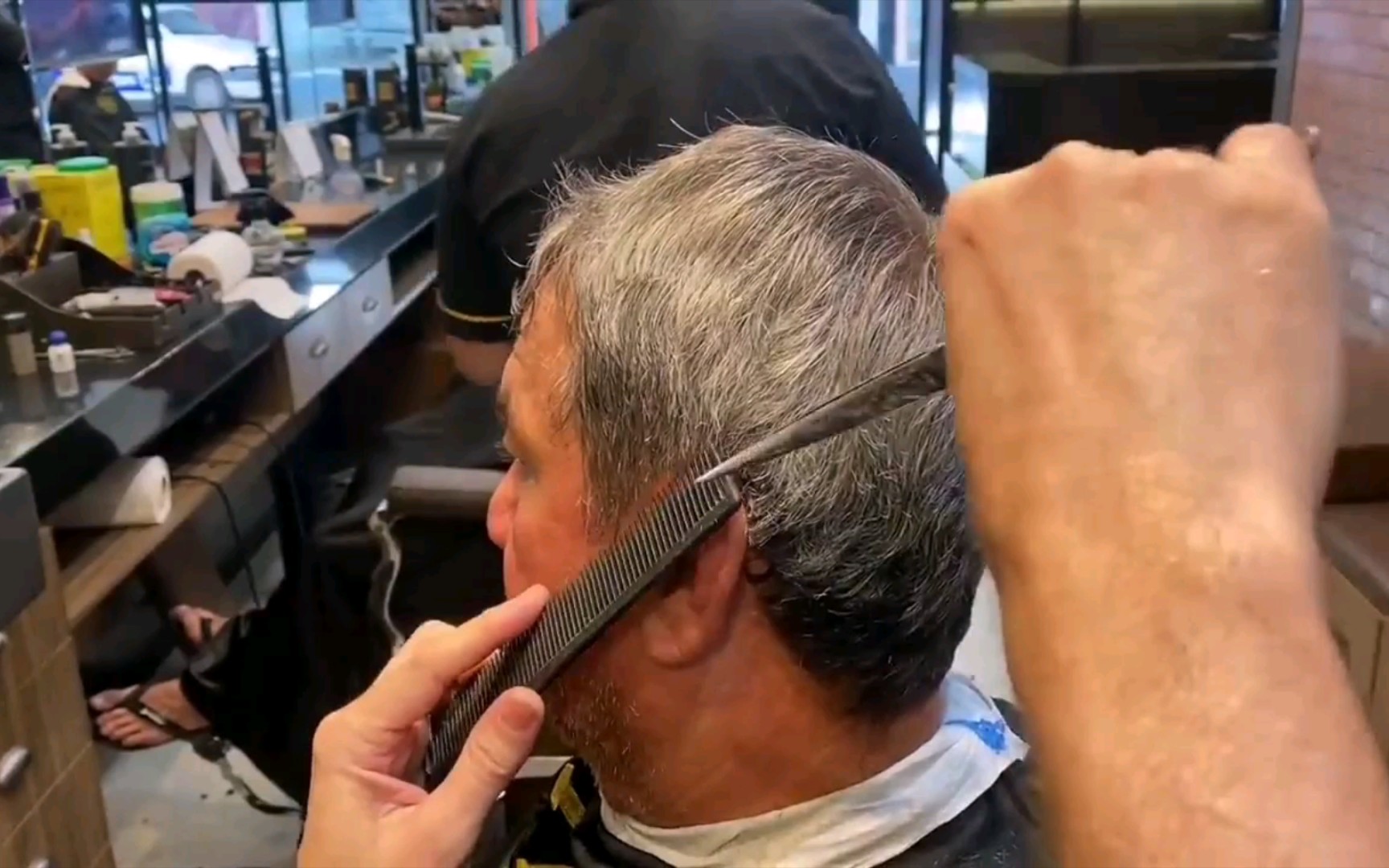 国外美发师用剪刀纯手工剪发这才是真正的大师