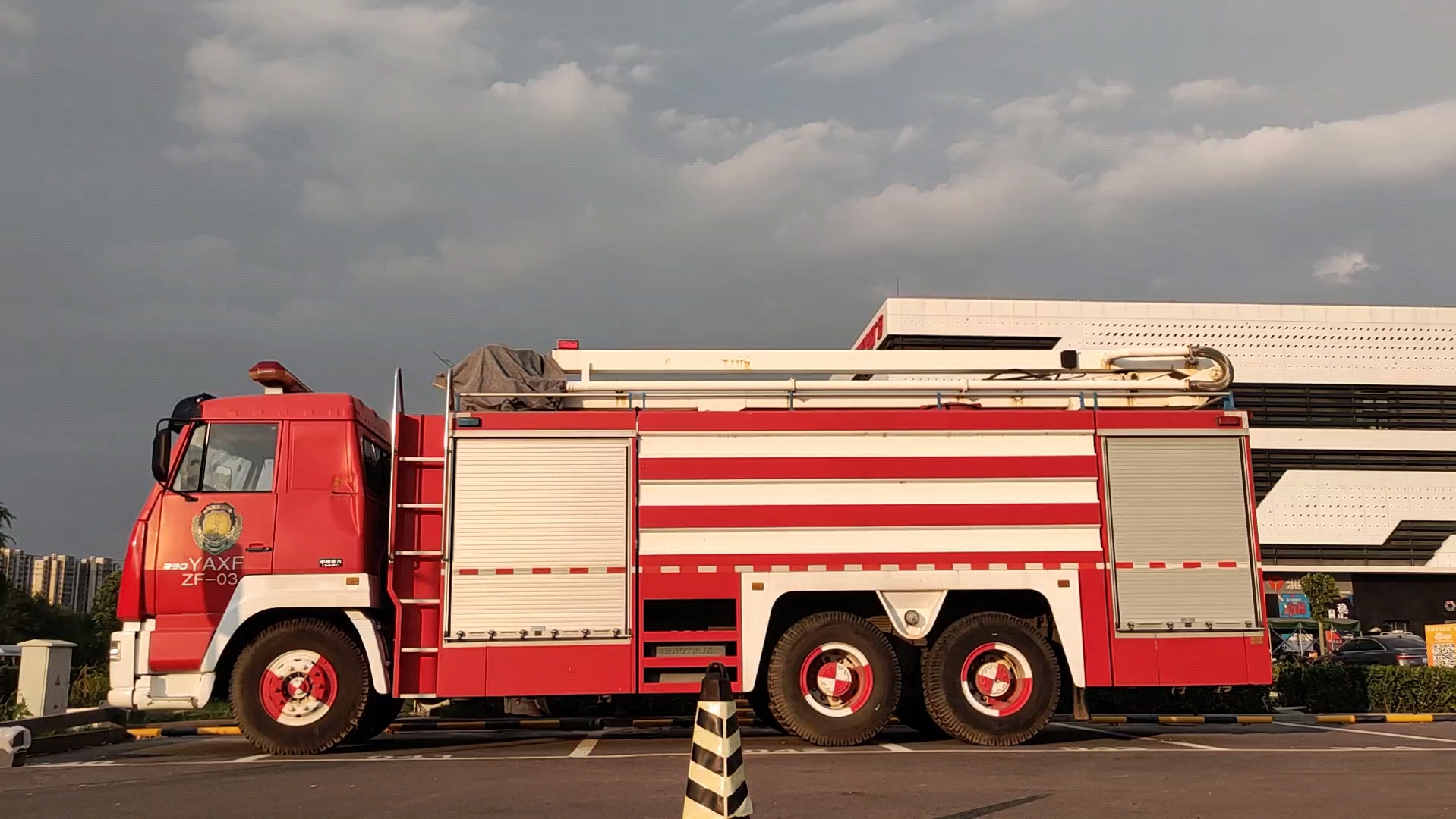 随拍一台疑似退役的消防车在购物广场停车场停放