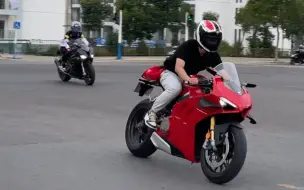 Download Video: 当杜卡迪遇见宝马s1000RR，谁更帅