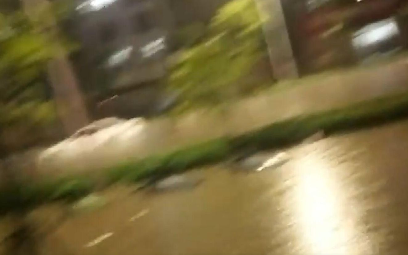 安庆特大暴雨视频,雷阵雨转大雨,下雨积水道路淹没哔哩哔哩bilibili