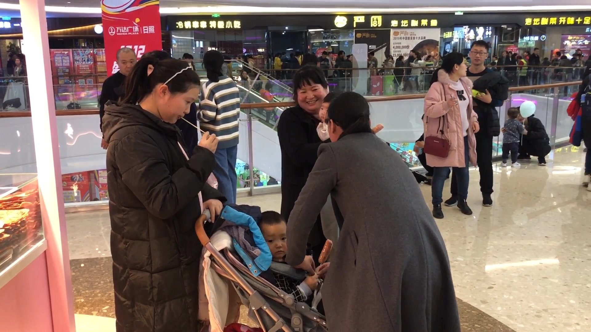 周末一家人出来逛商场,孩子多看不住,胖峰看孩子看的崩溃!