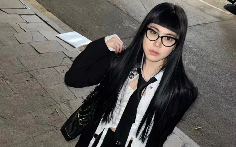 眉上刘海配黑长直