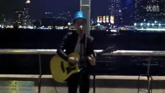 小海南：香港街头演唱beyond歌曲《旧日的足迹》！