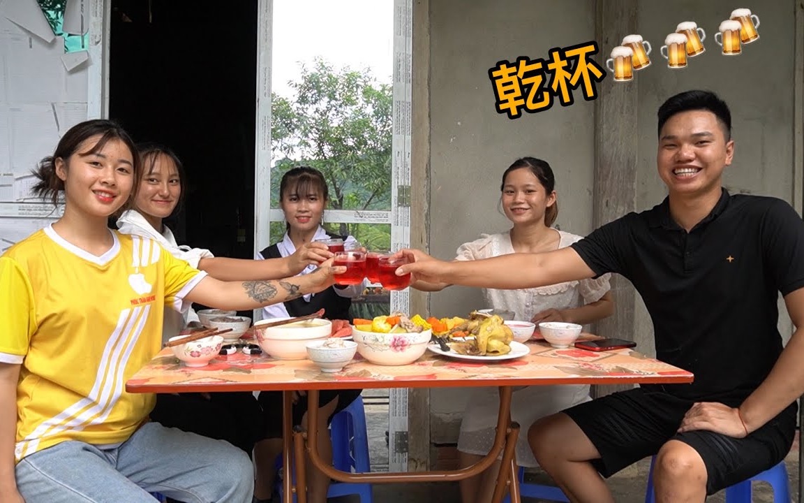 越南美食团队组织了一个小婚礼给阿俊和小惠,一起喝喜酒吃喜糖_哔哩