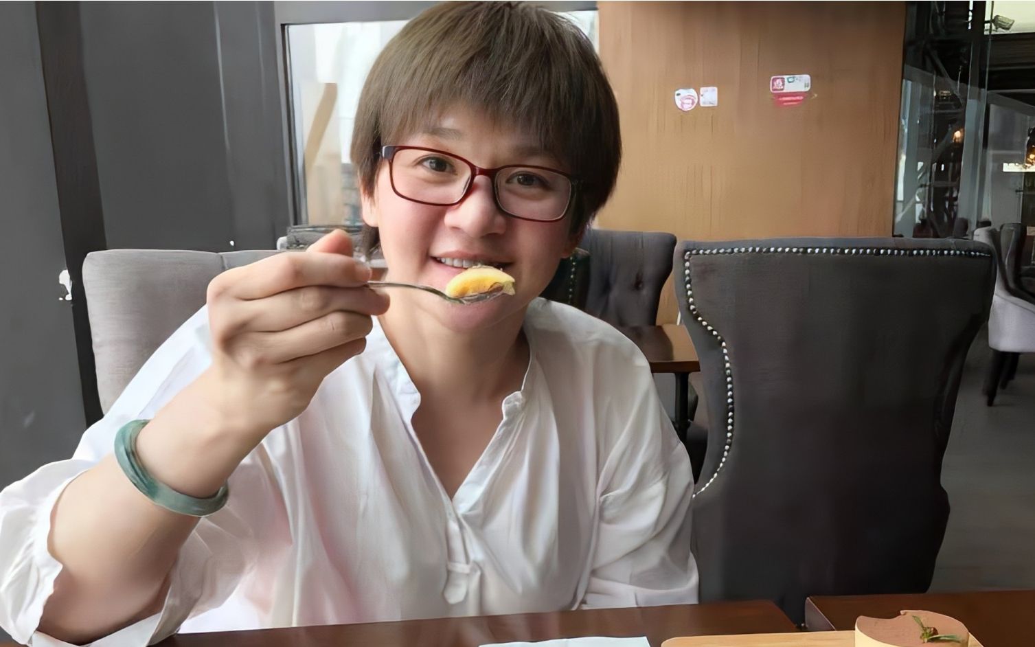 柯以敏直播主持人回应争议:每个人都应该被尊重,尤其是女性