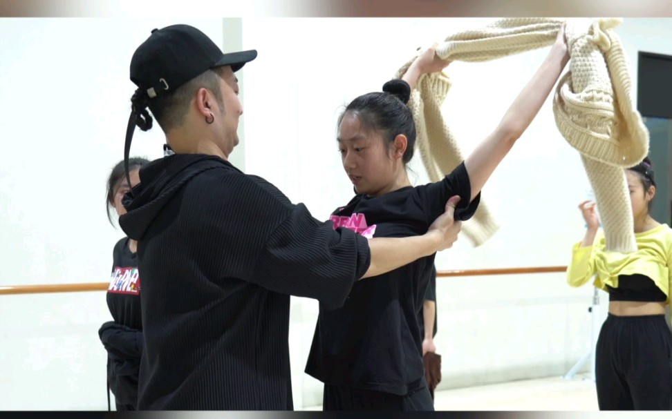 【舞蹈生的日常】翻肩的正确打开方式是往上翻不是…_哔哩哔哩 (゜-゜