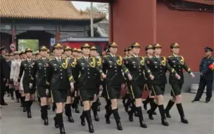 Скачать видео: 游客在故宫偶遇三军仪仗队女兵，难道国旗护卫队也来女兵了？