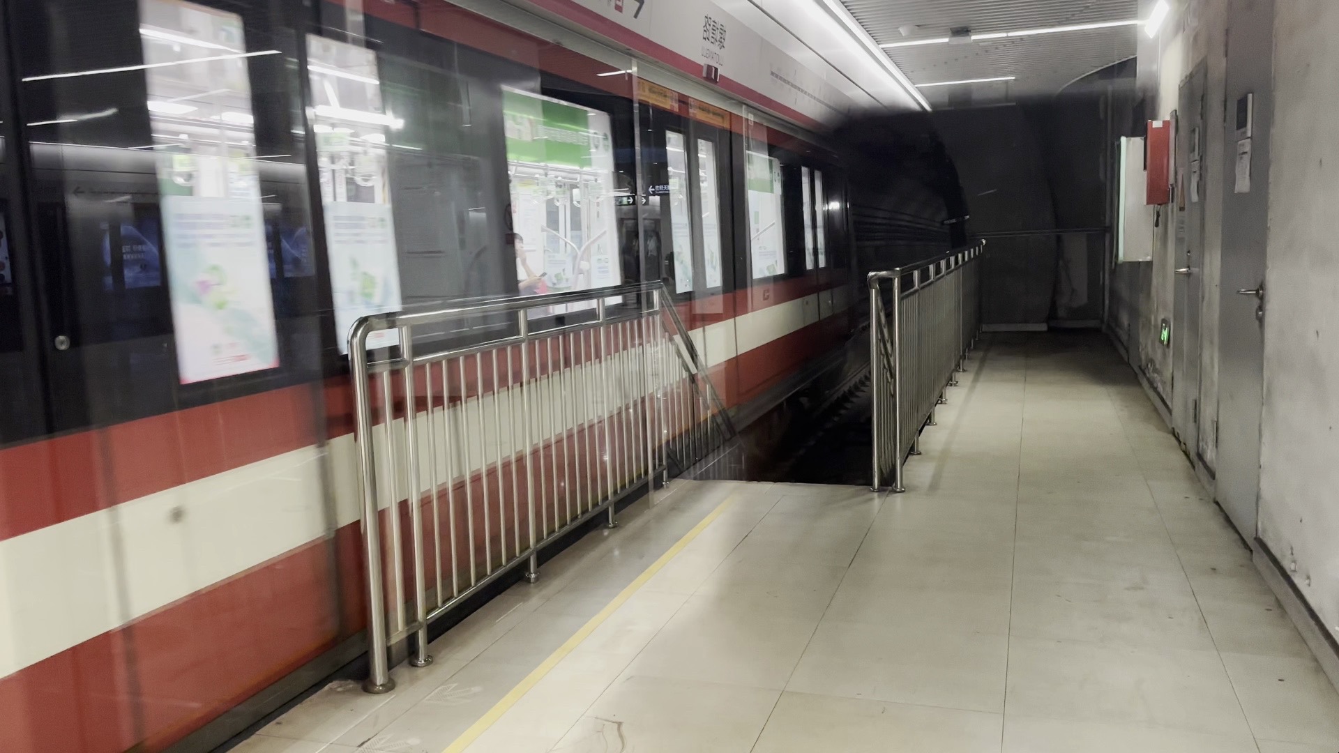 南京地铁2号线02x-099100车进螺塘路站