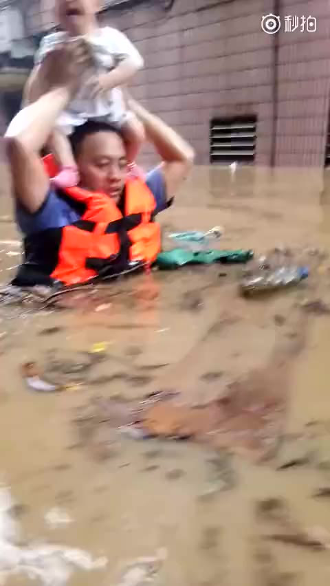 [图]宝贝，不哭，有叔叔在