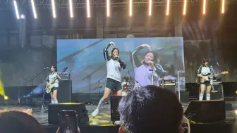 Tải video: [W] QWER-烦恼中毒 建国大学祭 Fancam 20240523