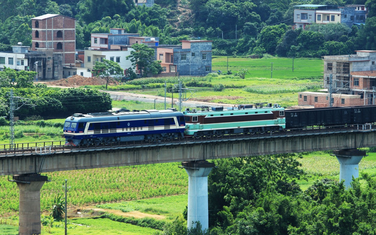 南防铁路久违的内燃附挂电力,df8b 5911 ss3 4172_哔哩哔哩_bilibili