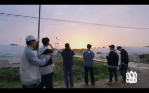 Download Video: 哥哥们真的是治愈也是救赎———沅把把嘴硬的ber薅过来看夕阳，还坚持让独自在池塘捞虾的ber带着对讲机