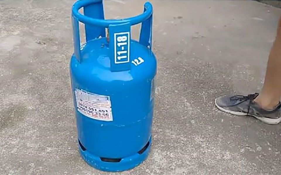 煤气罐竟然改造成柴火灶,烧烤做饭一体化!功能太省事了