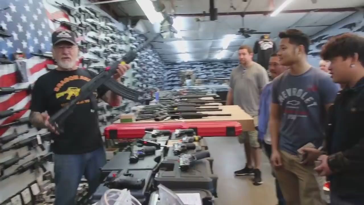 美国的军火商最近乐了上个月枪支生意上涨了600