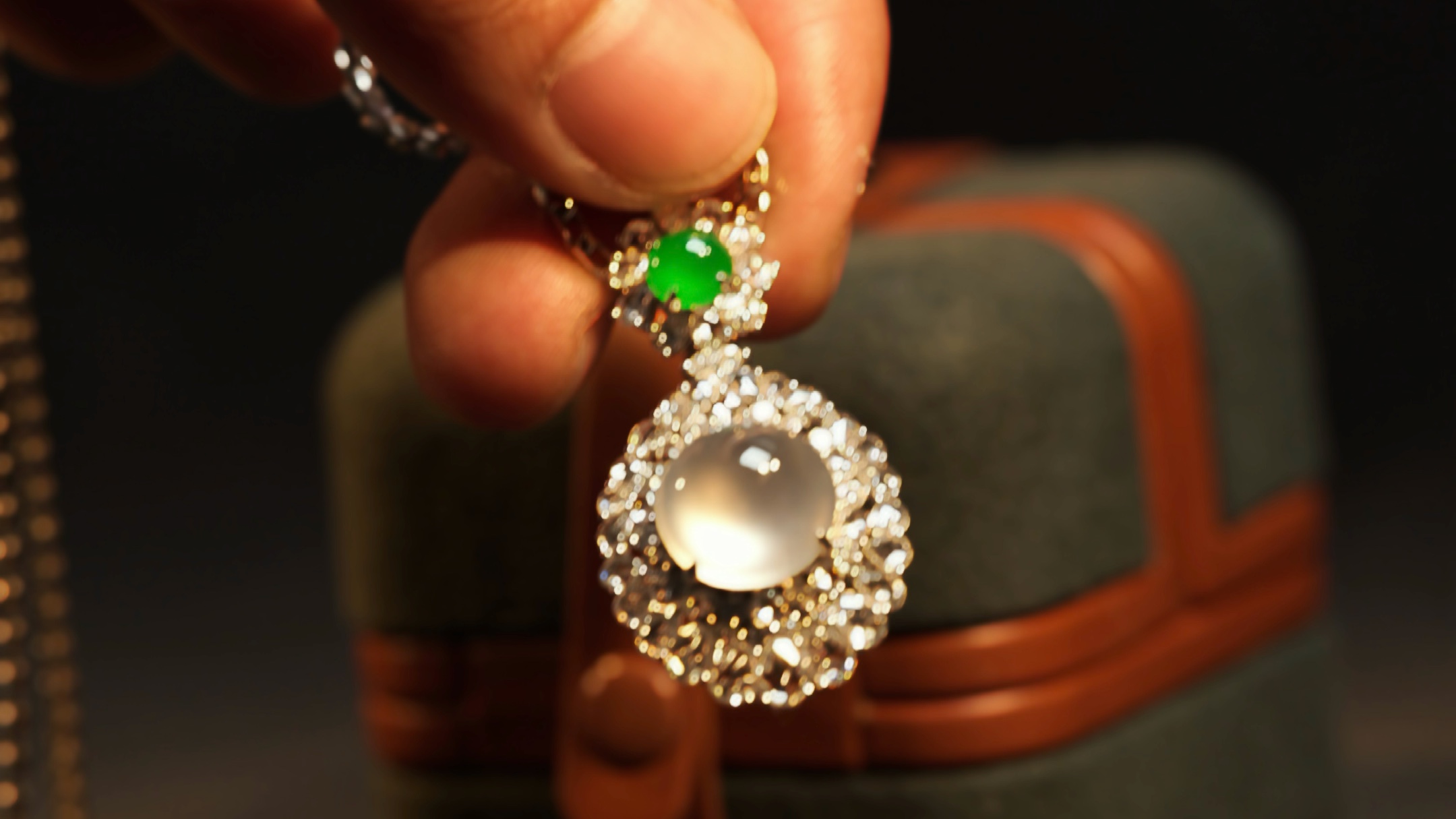 起光玻璃种吊坠:璀璨夺目的珠宝之选96 玻璃种吊坠,以其纯净的质地