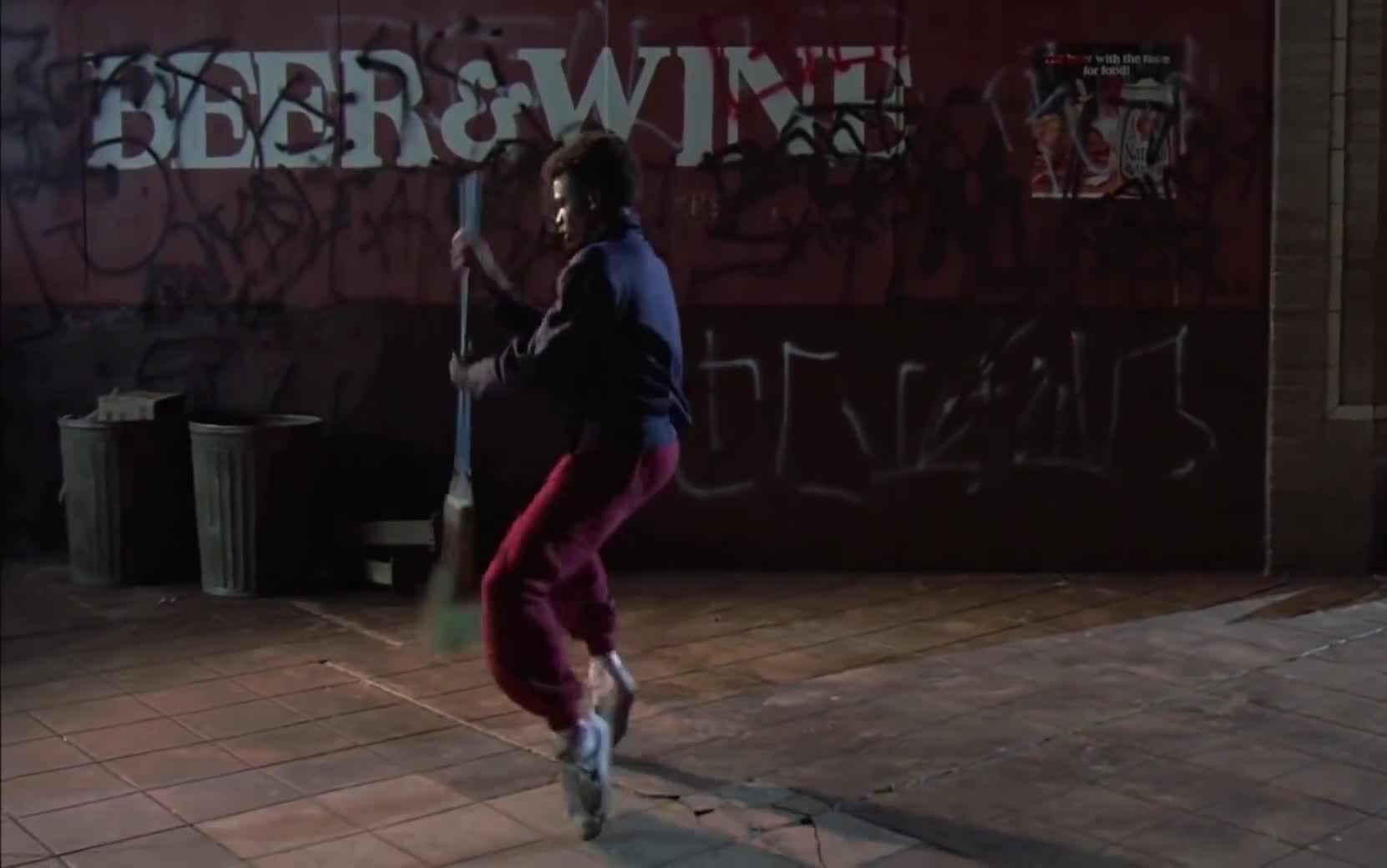 迈克尔·钱伯斯(boogaloo shrimp)成名作:扫帚舞—霹雳舞breakin