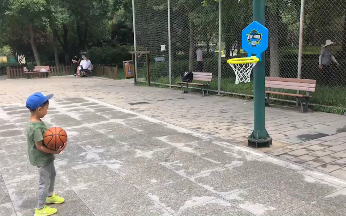 [图]Play basketball!