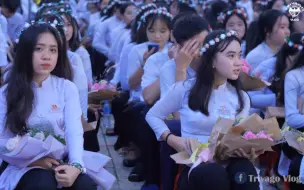 Скачать видео: 越南高中学校的毕业晚会