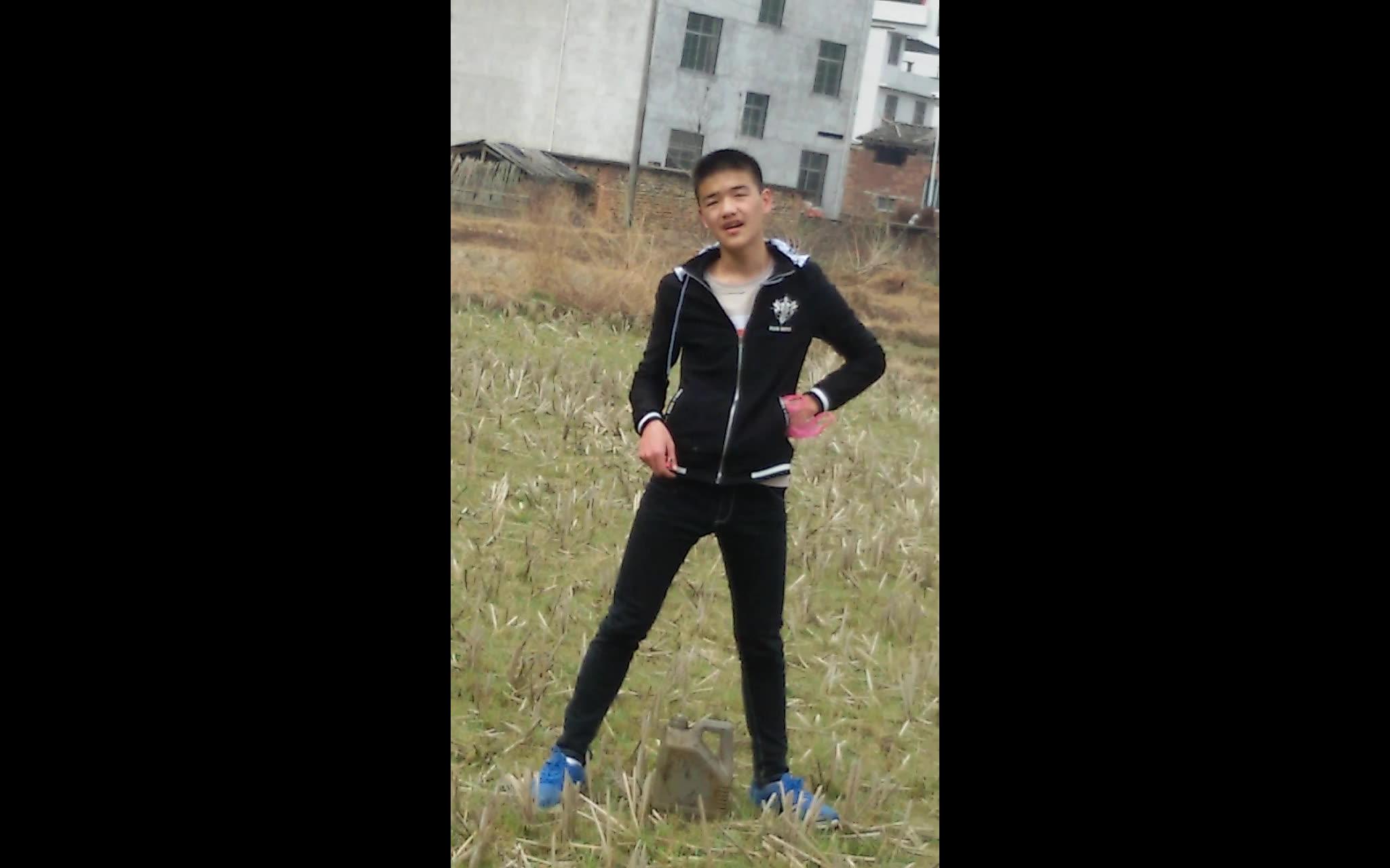 农村小帅哥玩爆竹