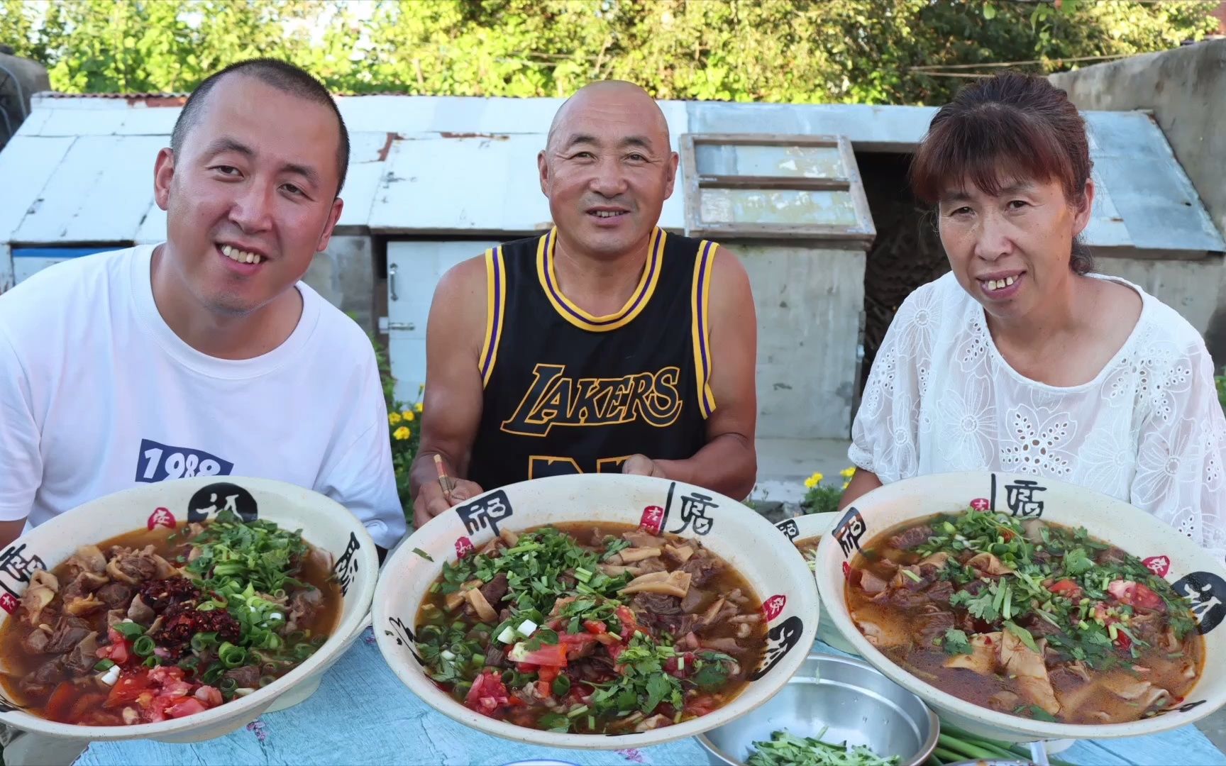 大彭做面食手艺有进步,光牛肉就用了一盆,这吃法爸妈觉得真过瘾哔哩哔哩bilibili