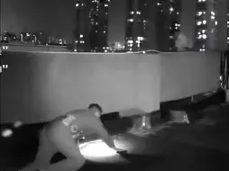 Télécharger la video: 为救轻生女孩 55岁民警暗夜贴地爬行数十米，绕至身后一把将其救下