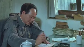 著名时政评论员正在deadline前赶稿中