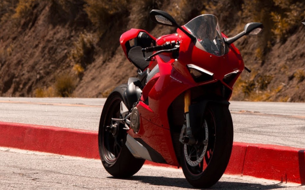 杜卡迪 DUCATI Red Panigale V4 S 加利福尼亚州穆赫兰公路 跑山剪辑哔哩哔哩bilibili