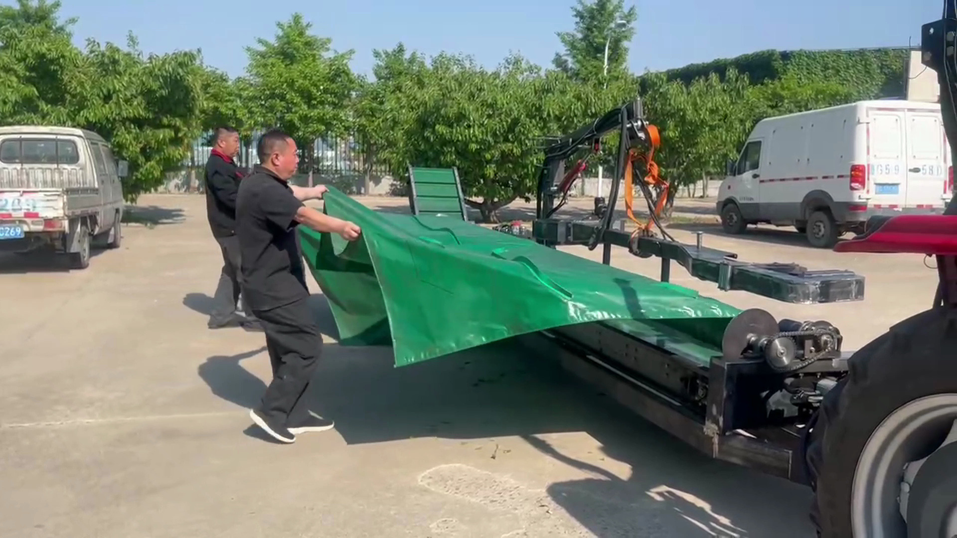 带有自动收集入框的牵引式山杏采收机作业原理展示