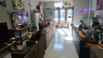 Télécharger la video: 电玩店的每天都很充实 不是打游戏就是看人打游戏