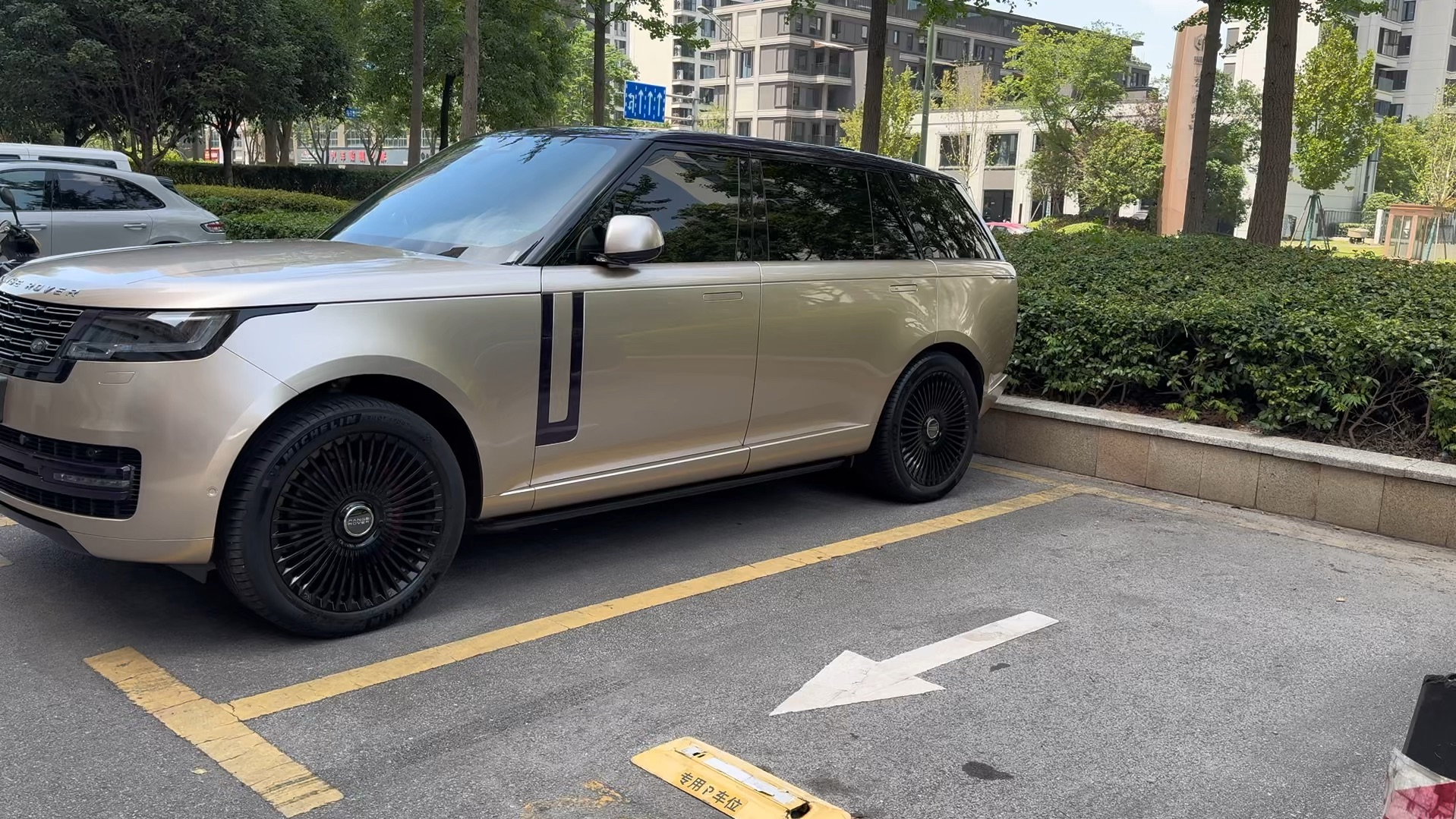 路虎揽胜行政版轮毂轮胎改装升级:285/45r22