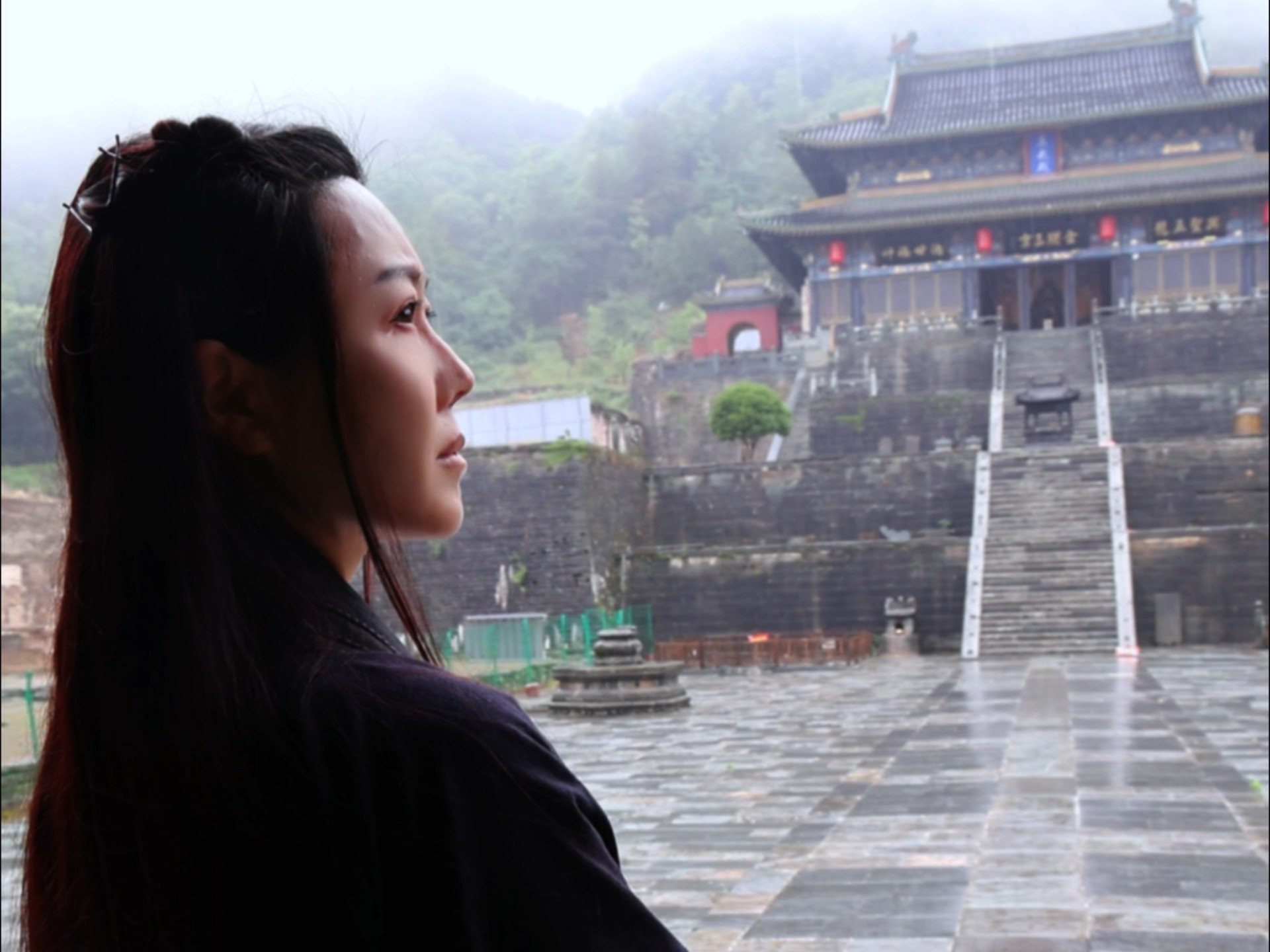 道袍在身,便是自己的伞,风来卷秽,雨来净心